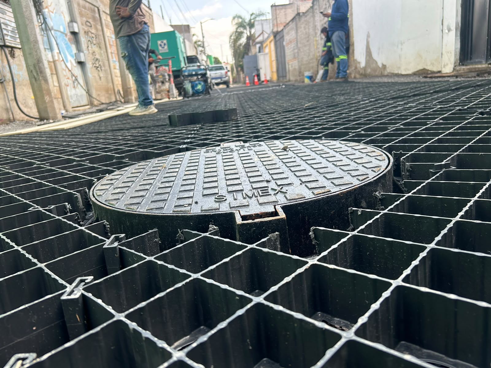 Piso Adoplastic — vista low-angle del sistema instalado
