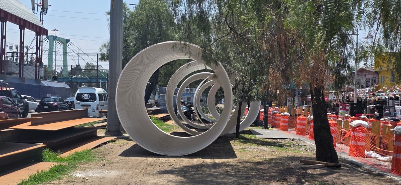 Secciones de tubería paradas frente al Metro Peñón Viejo, CDMX