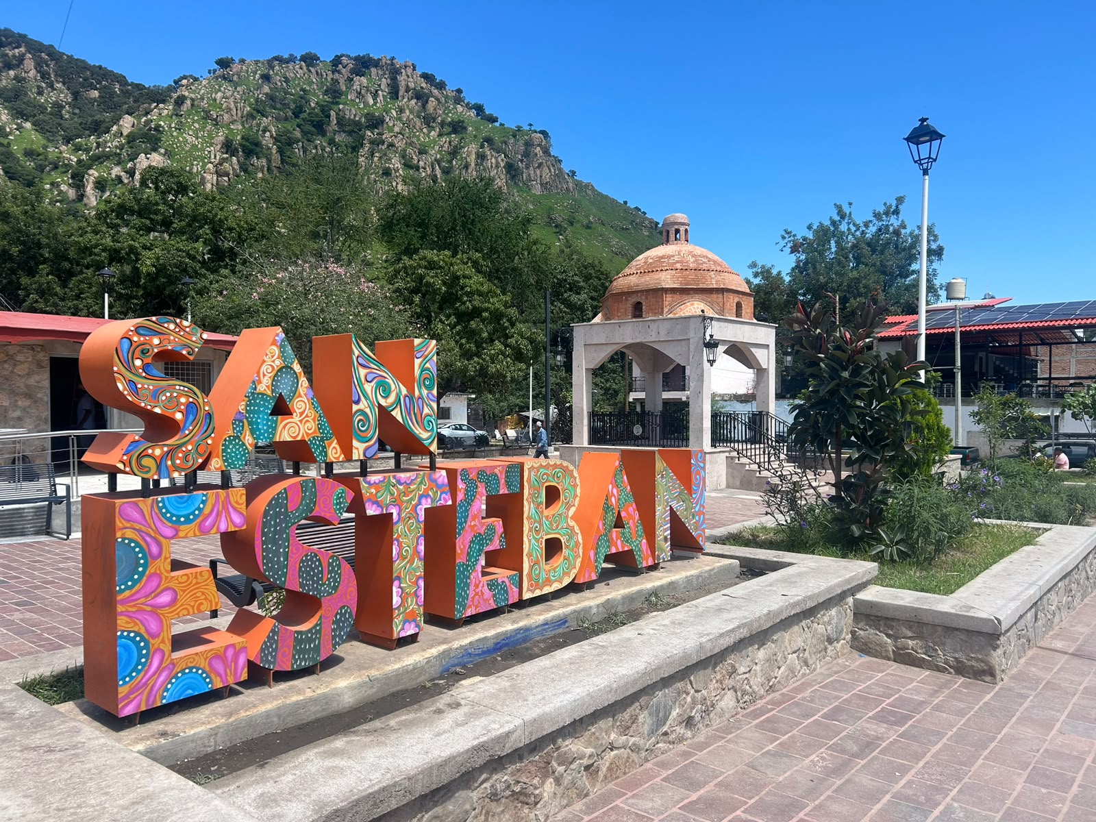 Plaza San Esteban terminada con letrero y quiosco al fondo